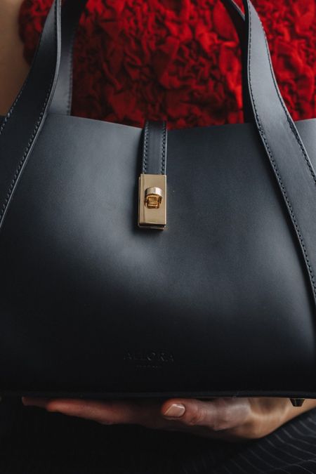 Mała skórzana torebka damska EMMA czarna na pasku z saszetką PREMIUM