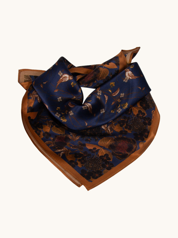 Mała apaszka  jedwabna gawroszka  granatowa w kwiaty 53  cm x 53 cm PREMIUM