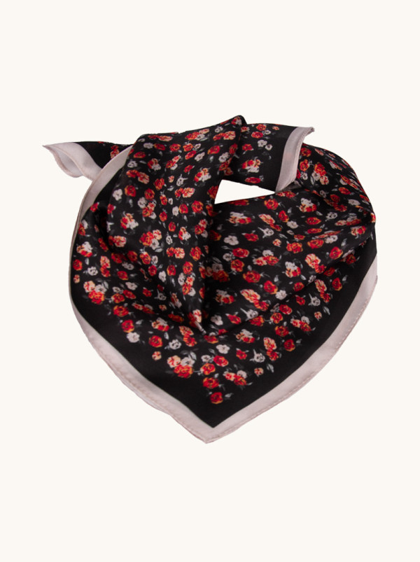 Jedwabna gawroszka czarna w drobne różyczki  53x53 cm