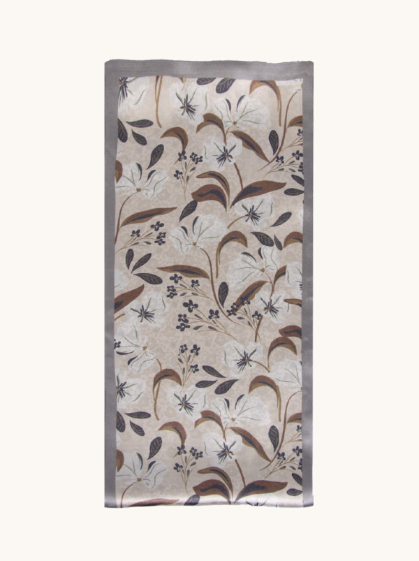 Dwustronny wąski szal z podwójnego jedwabiu szary w białe kwiaty 16x145 cm