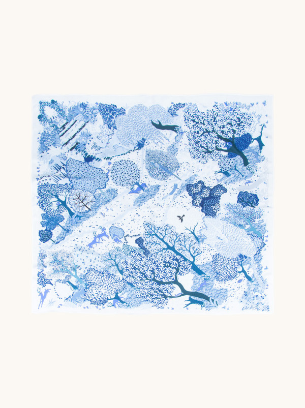 Apaszka z jedwabiu morwowego niebieska z motywem lasu 65x65 cm