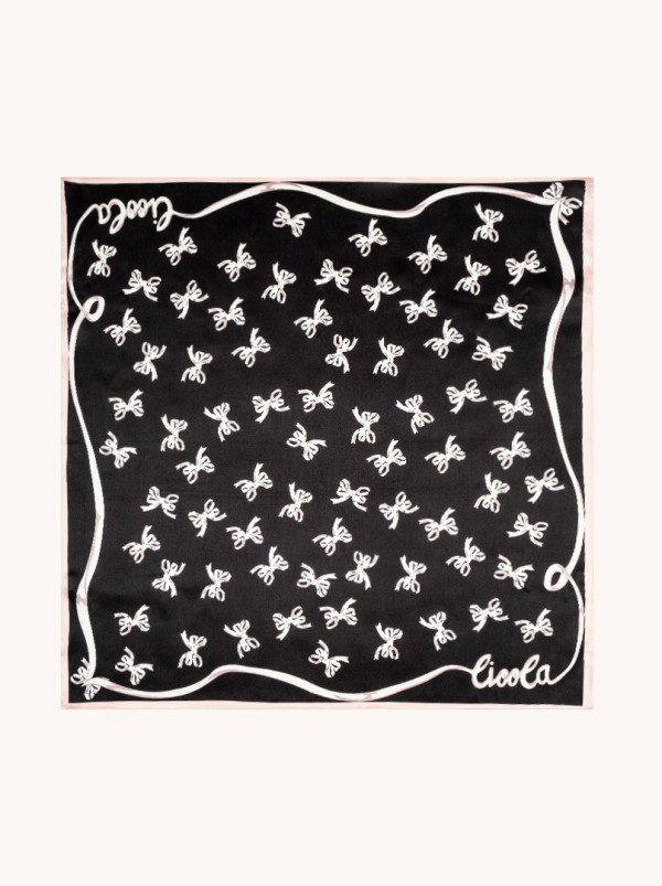 Apaszka jedwabna czarna elegancja z kokardką w tle 68x68 cm