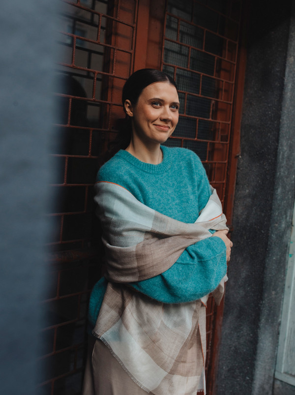 Delikatny kaszmirowy szal w beżową kratę 75 cm x 200cm PREMIUM