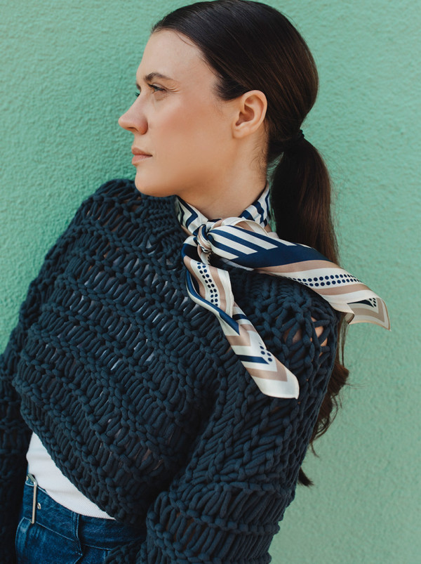 Apaszka jedwabna ecru w granatowe geometryczne wzory 65x65 cm PREMIUM