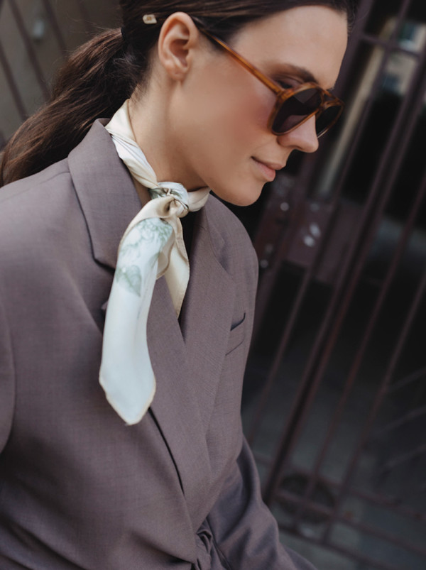 Mała apaszka jedwabna gawroszka Cisza na Skraju 53x53 cm PREMIUM