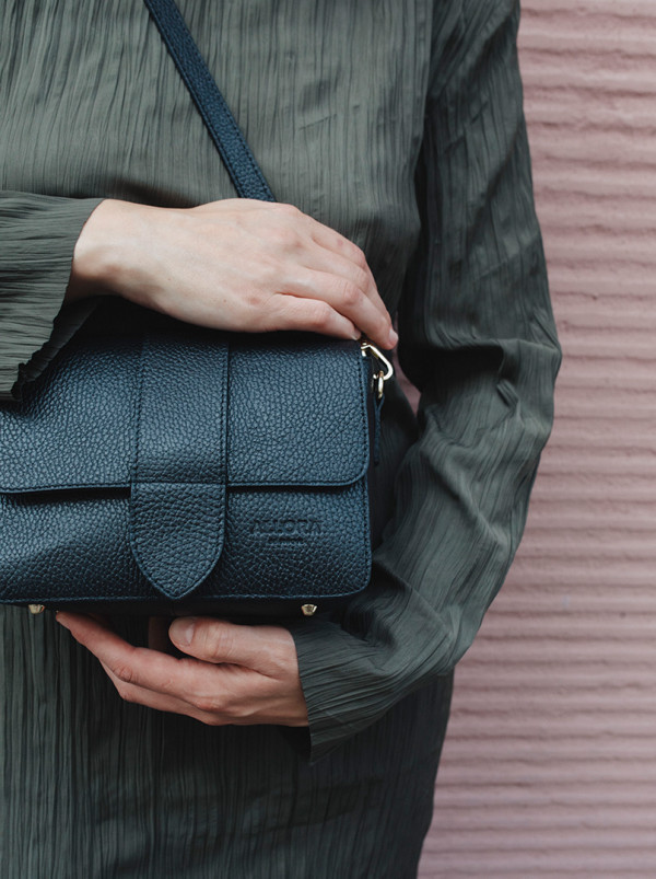 Torba ALLORA be unique crossbody ze skóry naturalnej czarna 15 cm x 20 cm PREMIUM