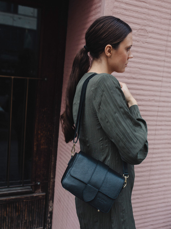 Torba ALLORA be unique crossbody ze skóry naturalnej czarna 15 cm x 20 cm PREMIUM