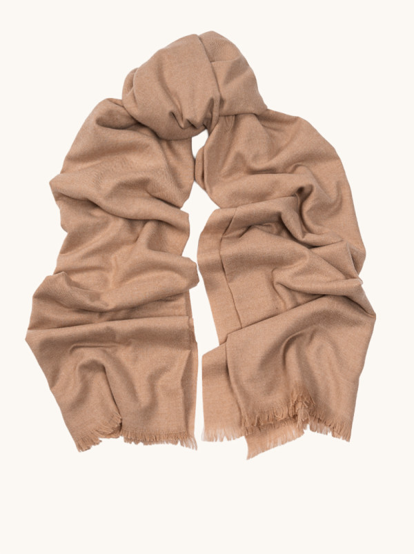 Ciepły szal beżowy z krótkimi frędzlami 80x200 cm