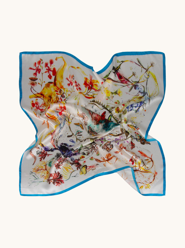 Apaszka  jedwabna  z niebieską obwódką i wzorem inspirowanym naturą   90 cm x 90 cm 