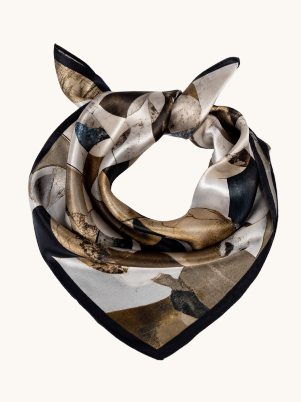 Apaszka jedwabna beżowa z geometrycznym wzorem 53x53 cm