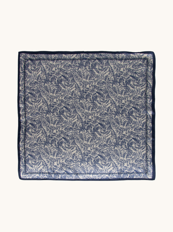 Apaszka jedwabna  z  niebieską  obwódką z motywem roślinnym  65 cm x65 cm 