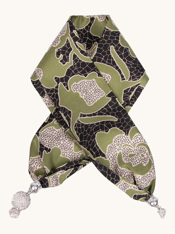 Dekoracyjny naszyjnik wisiorek we wzory z biżuteryjną ozdobą na magnes