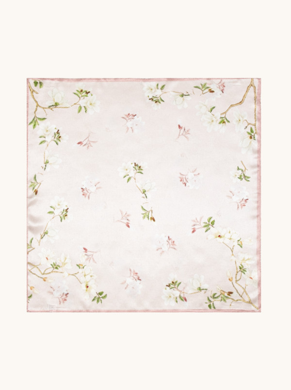 Mała apaszka jedwabna w pudrowym różu z motywem kwitnącej magnolii 53cm x53cm