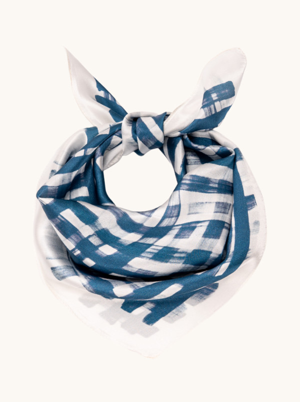 Apaszka jedwabna biała w niebieską geometryczną kratę 53x53 cm