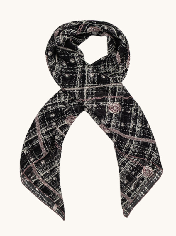 Duża chusta jedwab morwowy kratka perły róże na czerni 105 cm x110 cm 