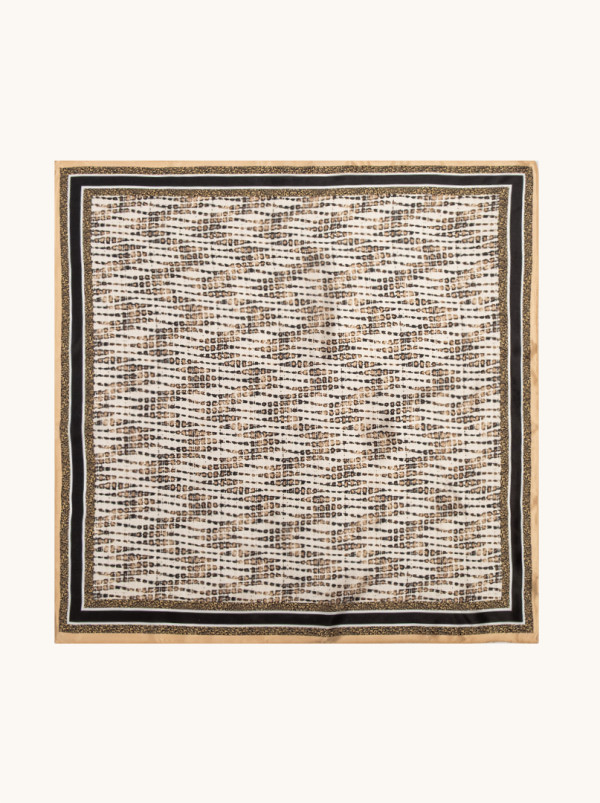 Apaszka jedwabna geometryczna w odcieniu ciepłego beżu 65x65 cm 