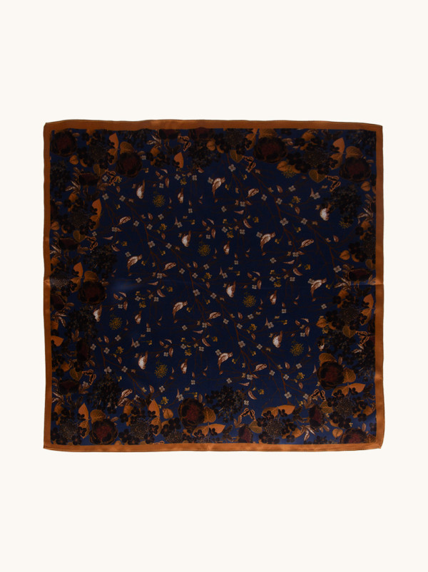 Mała apaszka  jedwabna gawroszka  granatowa w kwiaty 53  cm x 53 cm PREMIUM