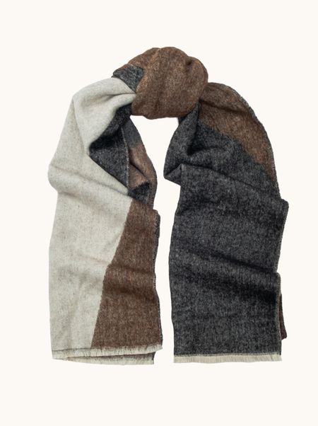 Ciepły szal dwustronny z wełną w odcieniach brązu w geometryczne wzory z delikatnymi frędzlami 50x210 cm