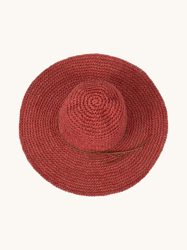 Hat in a shade of red