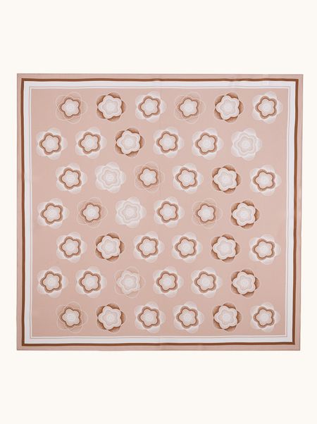 Apaszka jedwabna w kwiatowy wzór pudrowy beż 70x70 cm