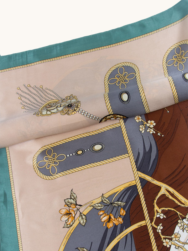 Apaszka jedwabna beżowa w kwiaty z zieloną obwódką 90 cm x 90 cm