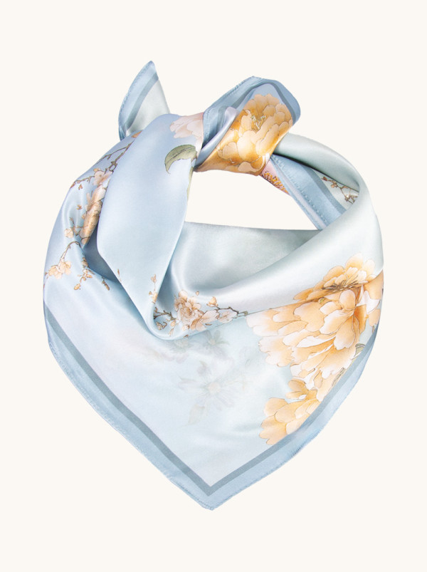 Apaszka jedwabna niebieska z kwiatami 53x53 cm