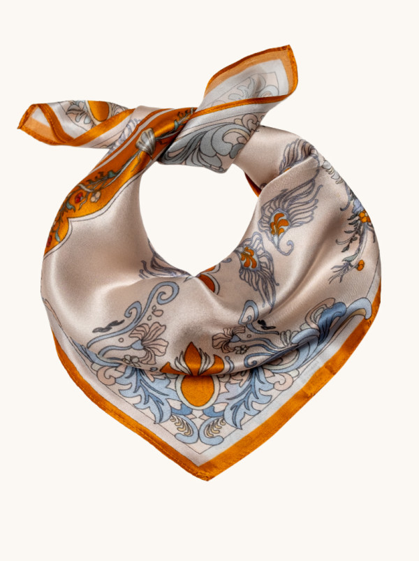 Apaszka jedwabna kremowa z motywem ornamentów 53x53 cm