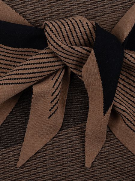 Szal w kształcie rombu w geometryczne wzory