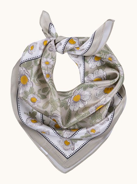 Apaszka jedwabna w w kwiaty kremowa z żółtym akcentem 53x53 cm