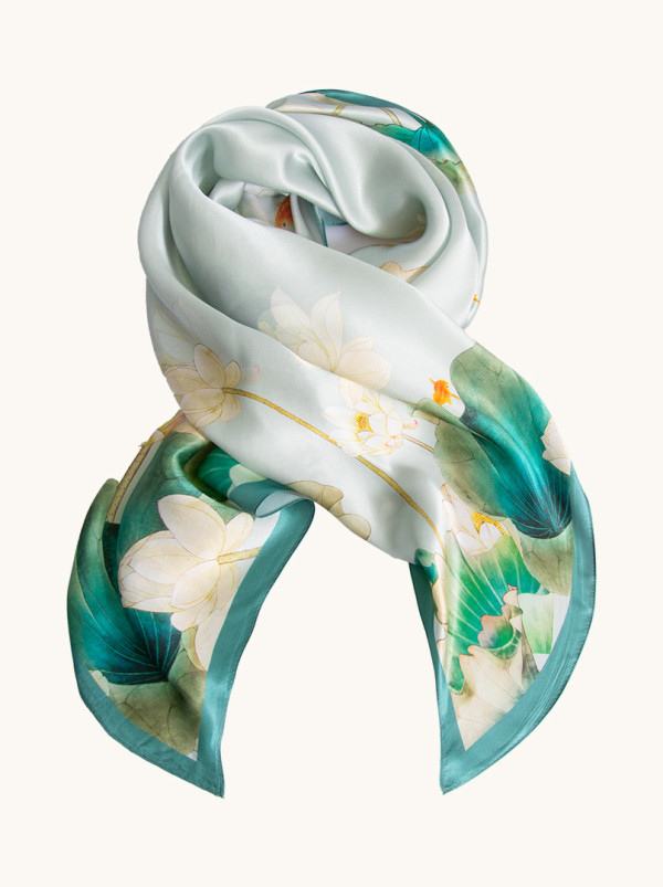 Duża apaszka jedwabna w roślinny wzór – zielona z białymi kwiatami 90cm x 90cm 