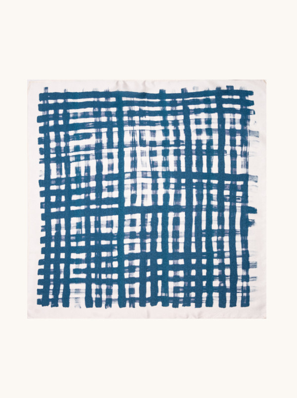 Apaszka jedwabna biała w niebieską geometryczną kratę 53x53 cm