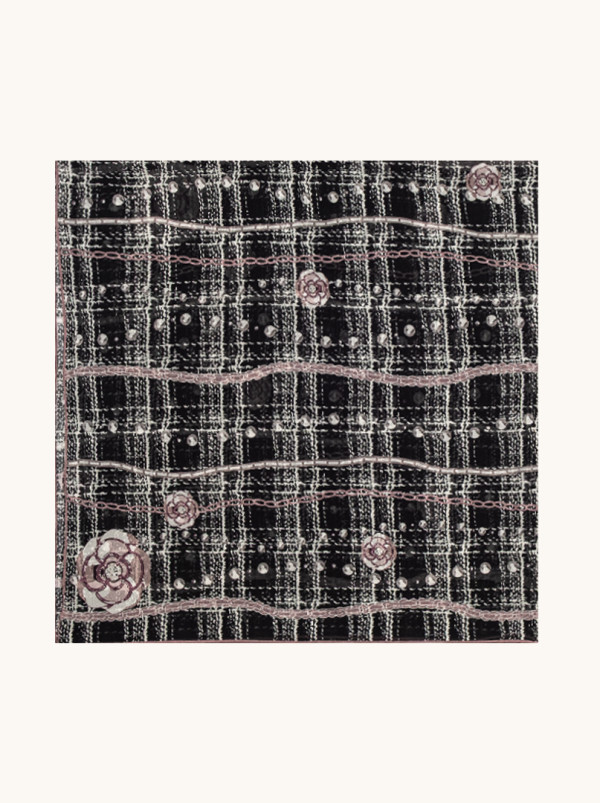 Duża chusta jedwab morwowy kratka perły róże na czerni 105 cm x110 cm