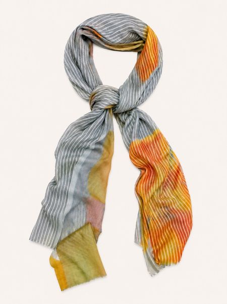 Grey wool scarf with floral pattern 175x195 cm