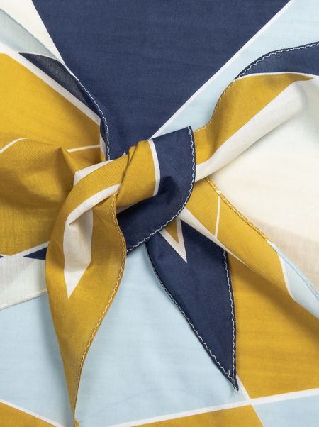 Chusta w kształcie rombu w geometryczne wzory