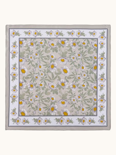 Apaszka jedwabna w w kwiaty kremowa z żółtym akcentem 53x53 cm
