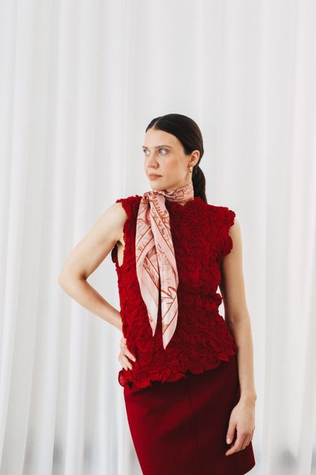 Apaszka jedwabna różowa w roślinny wzór 90x90 cm