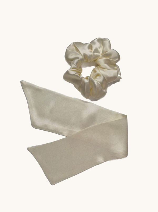 Gumka jedwabna typu scrunchie ecru