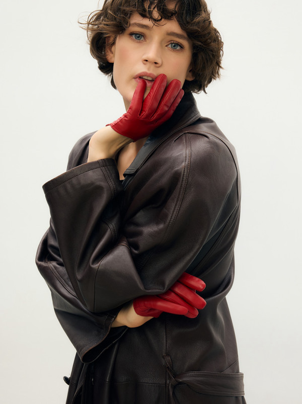 Red Leather Gloves: Kisses