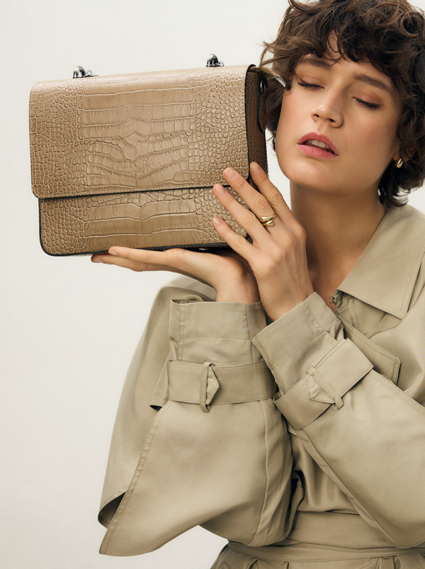 Beżowy kuferek ALLORA  be unique ze skóry naturalnej 20 cm x 27 cm PREMIUM