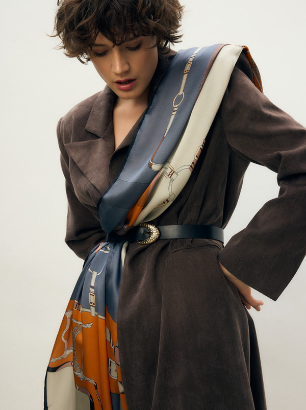 Szal jedwabny pomarańczowo-granatowy z motywem łańcucha 55 cm x 175 cm PREMIUM