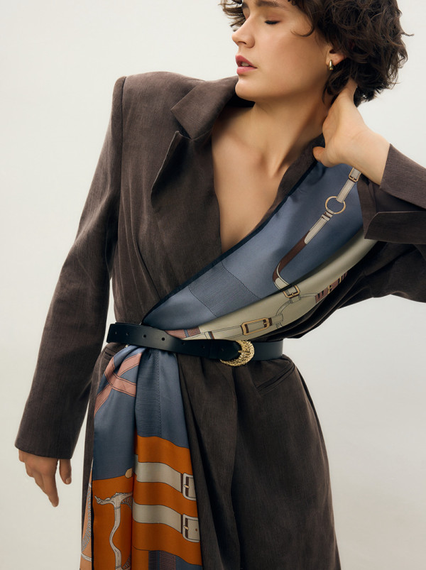 Czarny wąski pasek skórzany ze złotą perforowaną klamrą PREMIUM