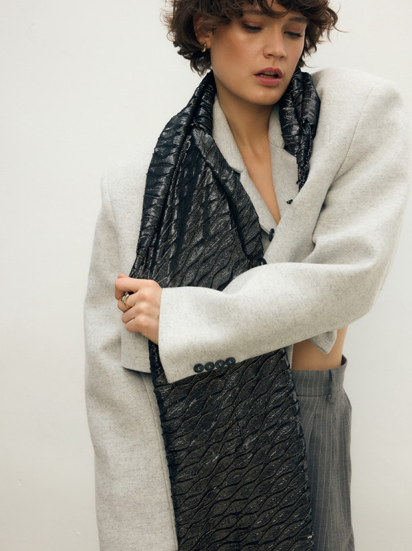 Elegant glossy evening shawl in black with tassels 70 cm x 200 cm PREMIUM