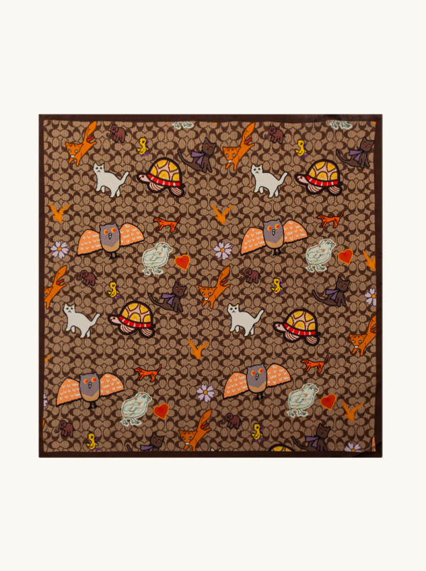 Apaszka jedwabna brązowa z postaciami zwierząt 65x65 cm 