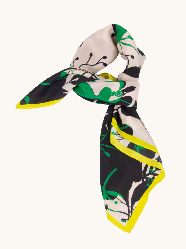 Apaszka z jedwabiu morwowego limonkowa z motywem kwiatowym 65x65 cm