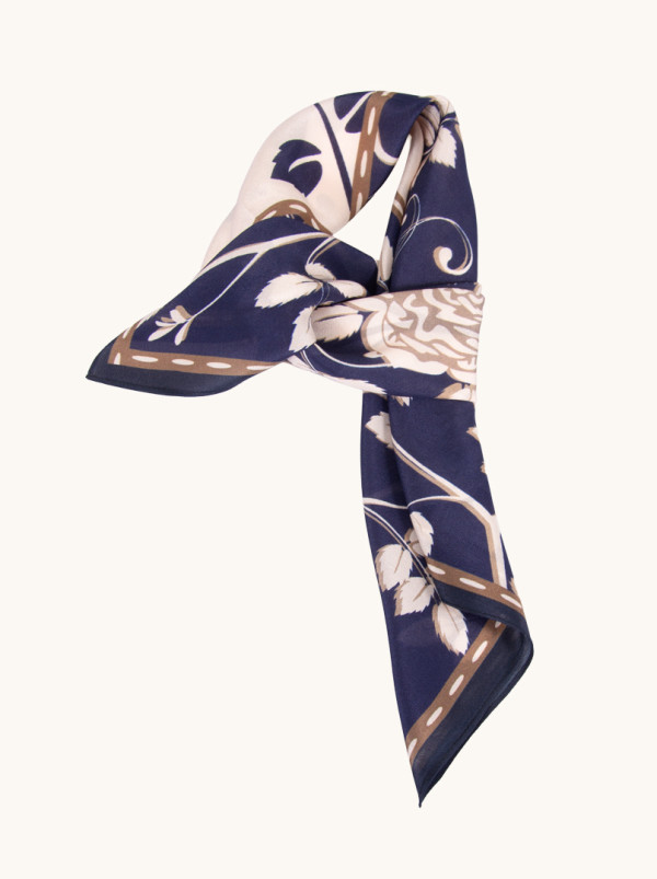 Apaszka z jedwabiu morwowego granatowa z kwiatowym wzorem 65x65 cm