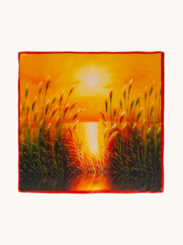 Apaszka jedwabna złota z motywem zachodu słońca i trzcin 53x53 cm