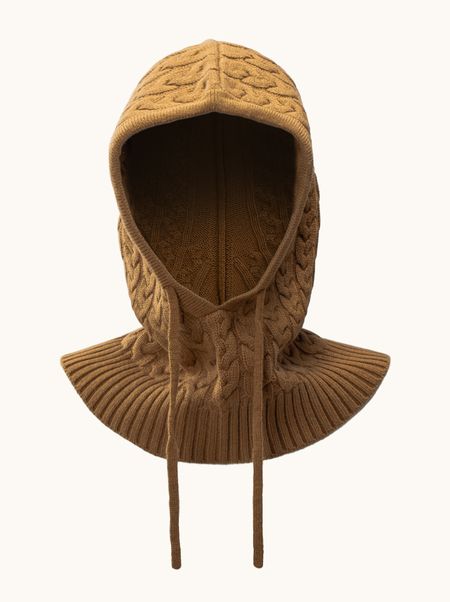 Wełniany kaptur z plecionym wzorem i wiązaniem w kolorze camel PREMIUM