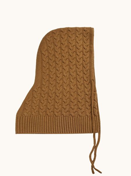 Wełniany kaptur z plecionym wzorem i wiązaniem w kolorze camel PREMIUM