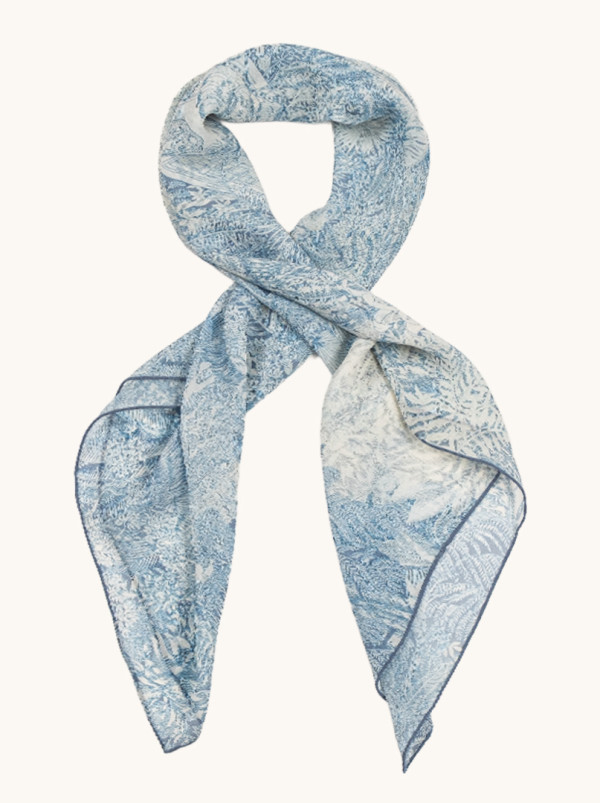 Duża chusta jedwab morwowy z motywem roślinnym w odcieniach błękitu 102x108 cm 