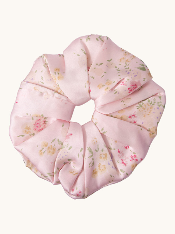 Gumka jedwabna typu scrunchie jasnoróżowa w kwiatki